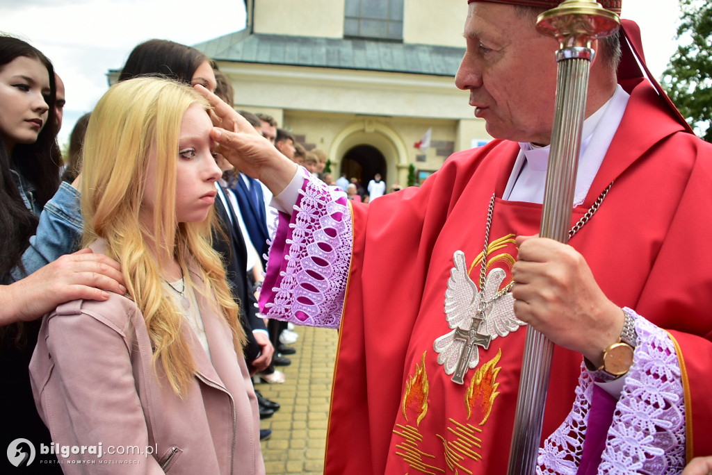Biłgoraj. 85 młodych ludzi przyjęło sakrament bierzmowania
