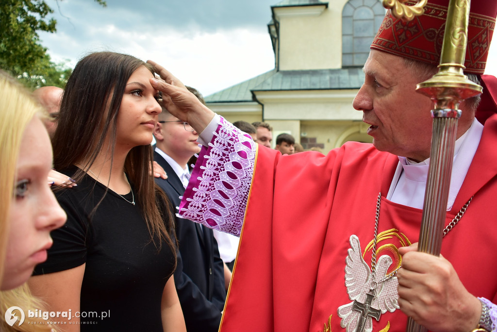 Biłgoraj. 85 młodych ludzi przyjęło sakrament bierzmowania