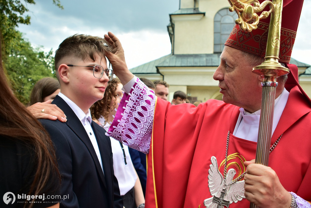 Biłgoraj. 85 młodych ludzi przyjęło sakrament bierzmowania