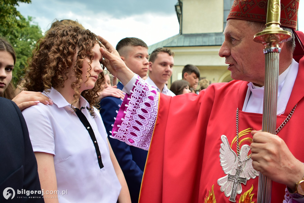 Biłgoraj. 85 młodych ludzi przyjęło sakrament bierzmowania