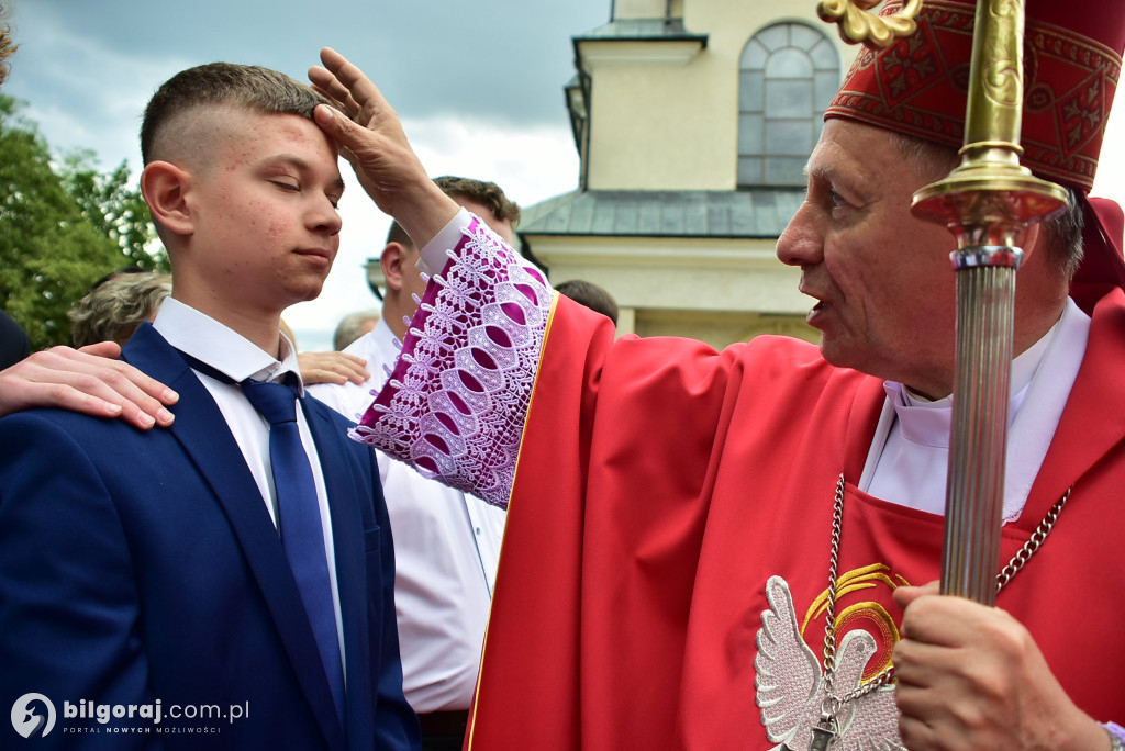 Biłgoraj. 85 młodych ludzi przyjęło sakrament bierzmowania