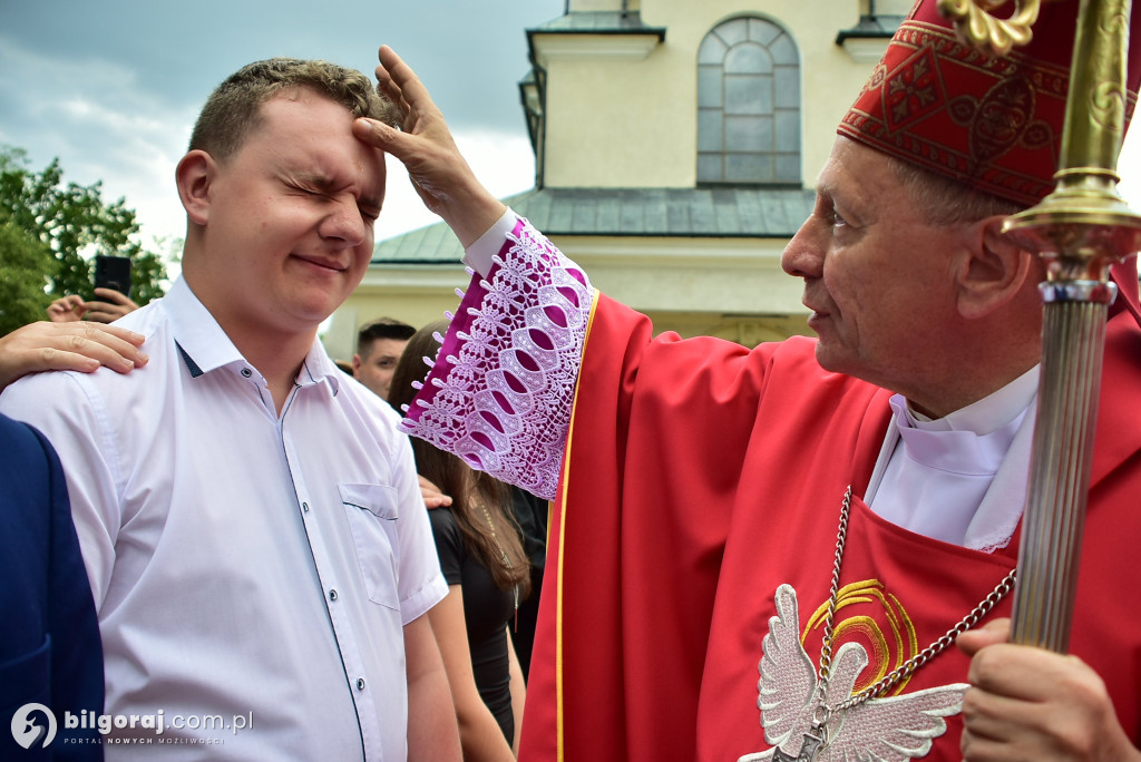 Biłgoraj. 85 młodych ludzi przyjęło sakrament bierzmowania