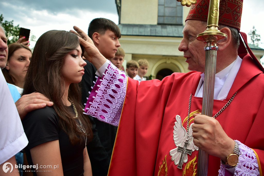 Biłgoraj. 85 młodych ludzi przyjęło sakrament bierzmowania
