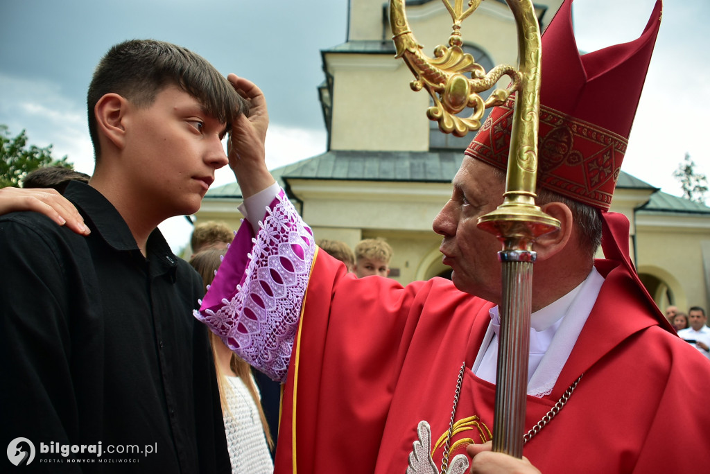 Biłgoraj. 85 młodych ludzi przyjęło sakrament bierzmowania