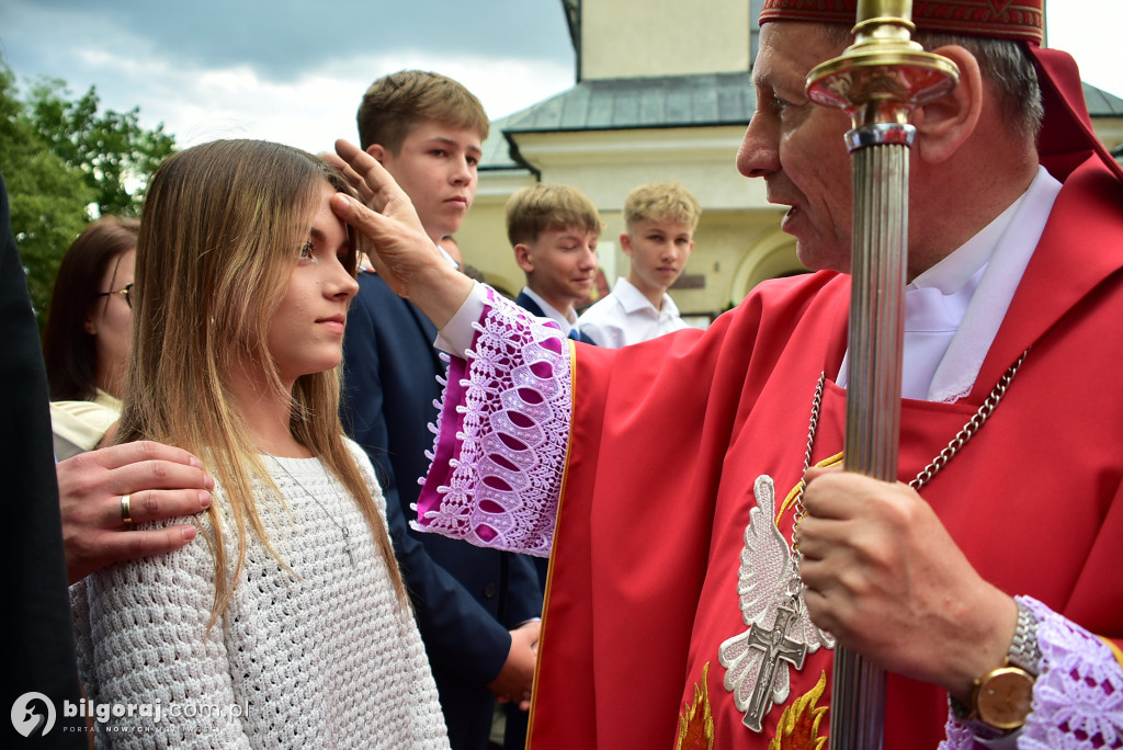 Biłgoraj. 85 młodych ludzi przyjęło sakrament bierzmowania