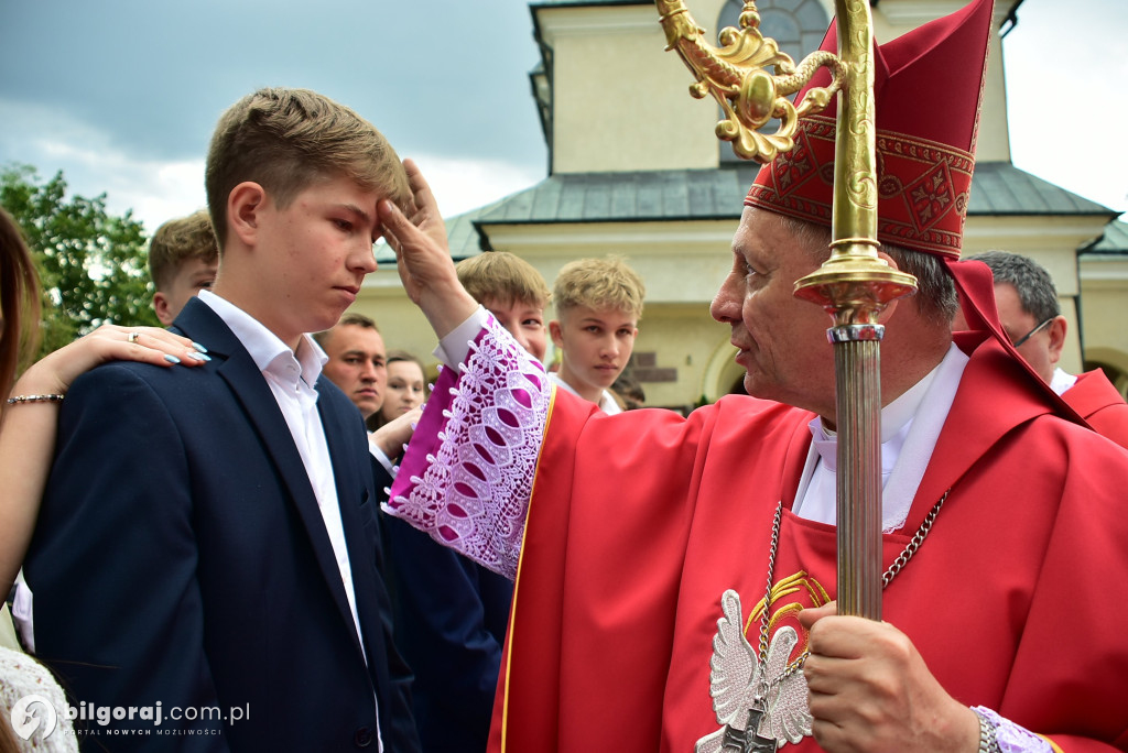 Biłgoraj. 85 młodych ludzi przyjęło sakrament bierzmowania