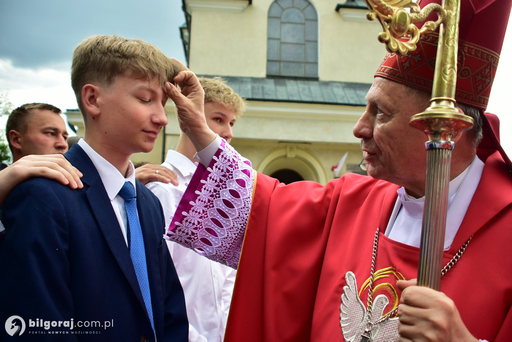 Biłgoraj. 85 młodych ludzi przyjęło sakrament bierzmowania