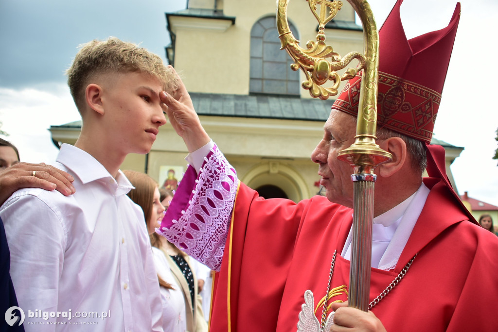 Biłgoraj. 85 młodych ludzi przyjęło sakrament bierzmowania