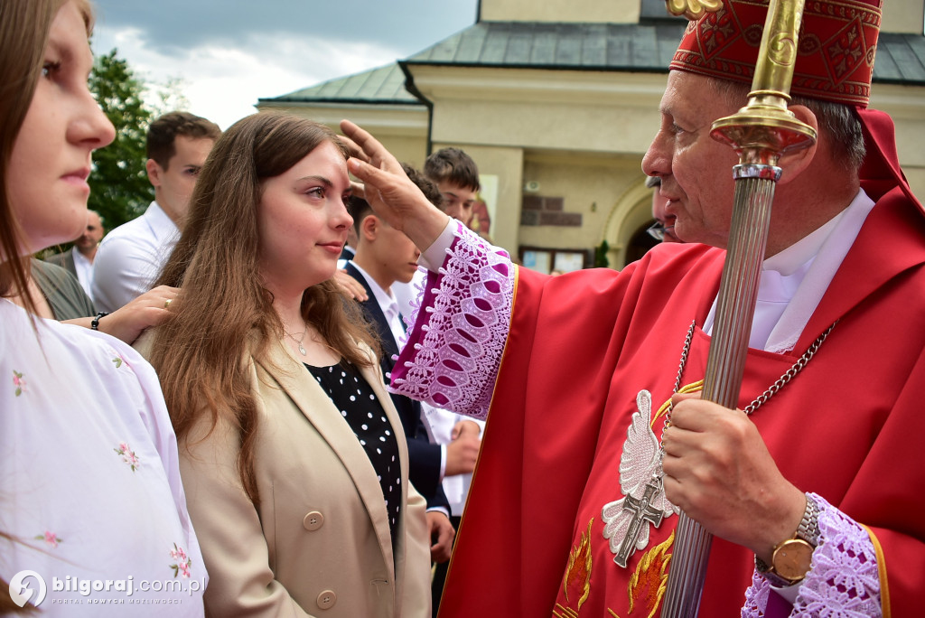 Biłgoraj. 85 młodych ludzi przyjęło sakrament bierzmowania