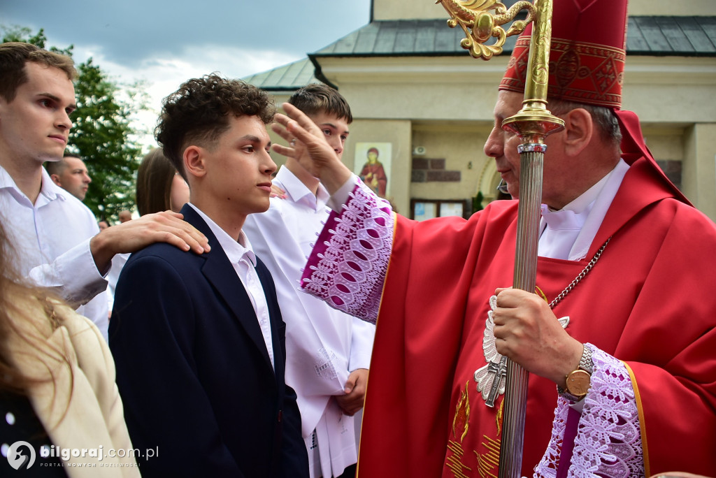 Biłgoraj. 85 młodych ludzi przyjęło sakrament bierzmowania