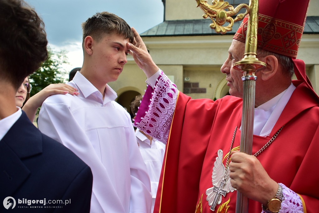 Biłgoraj. 85 młodych ludzi przyjęło sakrament bierzmowania