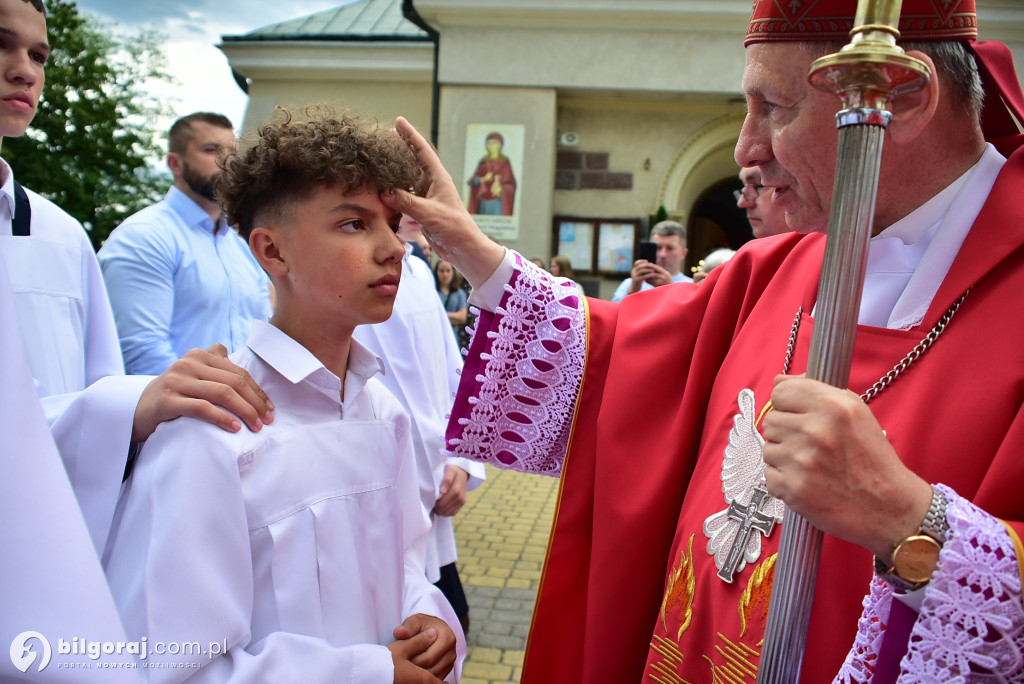 Biłgoraj. 85 młodych ludzi przyjęło sakrament bierzmowania