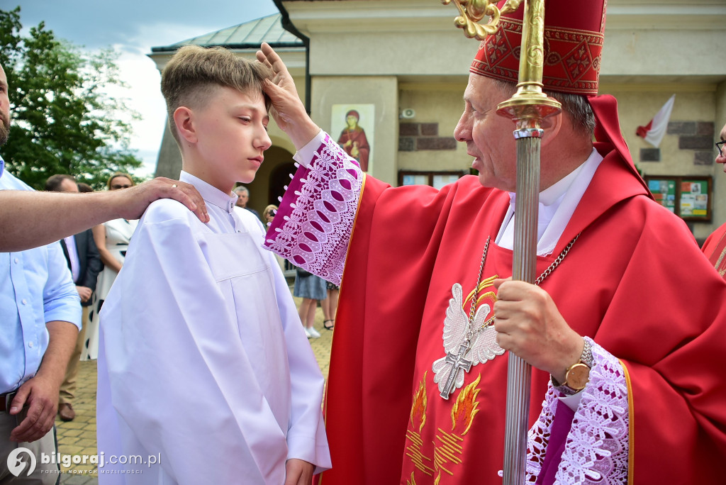 Biłgoraj. 85 młodych ludzi przyjęło sakrament bierzmowania