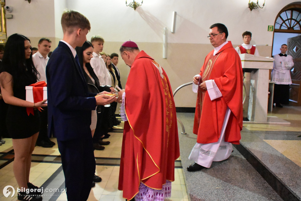 Biłgoraj. 85 młodych ludzi przyjęło sakrament bierzmowania