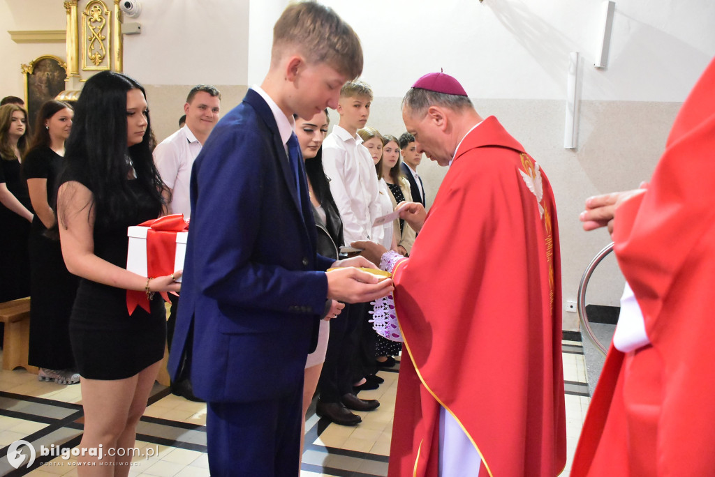 Biłgoraj. 85 młodych ludzi przyjęło sakrament bierzmowania