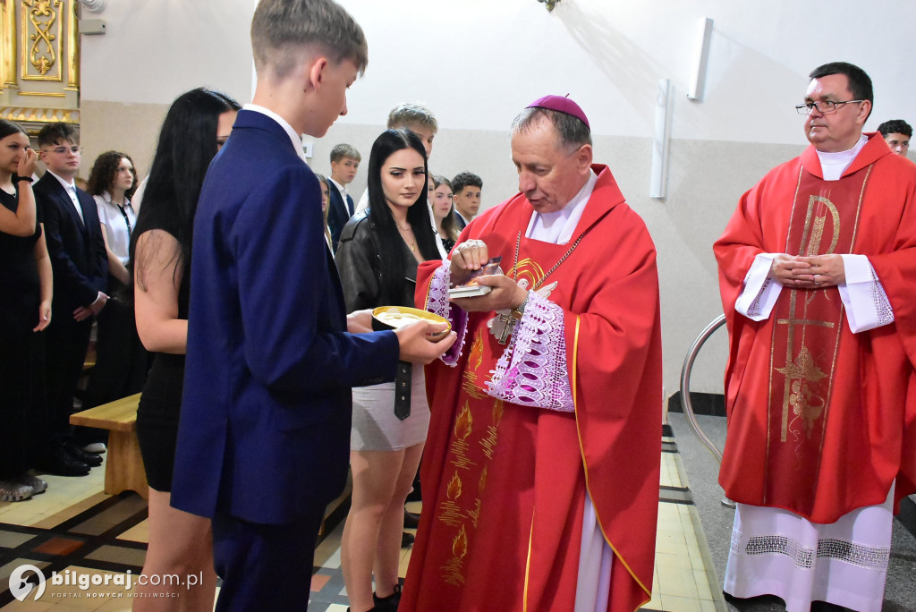 Biłgoraj. 85 młodych ludzi przyjęło sakrament bierzmowania