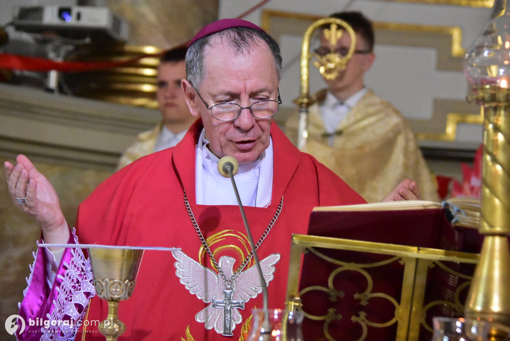 Biłgoraj. 85 młodych ludzi przyjęło sakrament bierzmowania