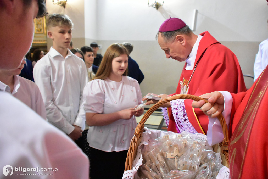Biłgoraj. 85 młodych ludzi przyjęło sakrament bierzmowania