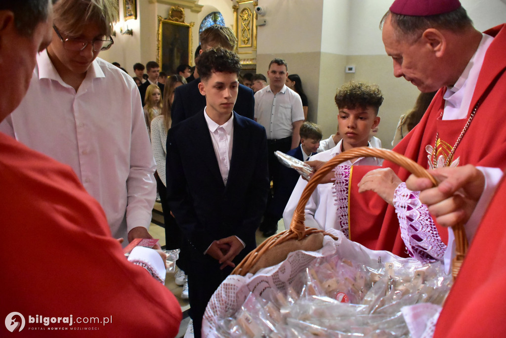 Biłgoraj. 85 młodych ludzi przyjęło sakrament bierzmowania