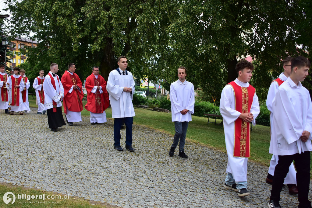 Biłgoraj. 85 młodych ludzi przyjęło sakrament bierzmowania