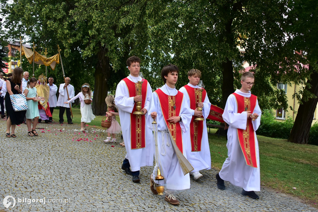 Biłgoraj. 85 młodych ludzi przyjęło sakrament bierzmowania