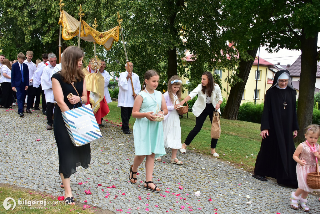 Biłgoraj. 85 młodych ludzi przyjęło sakrament bierzmowania