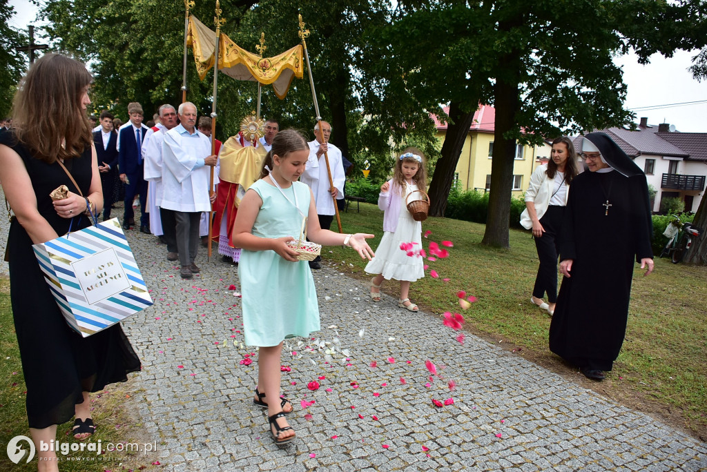Biłgoraj. 85 młodych ludzi przyjęło sakrament bierzmowania