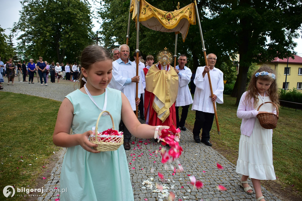 Biłgoraj. 85 młodych ludzi przyjęło sakrament bierzmowania