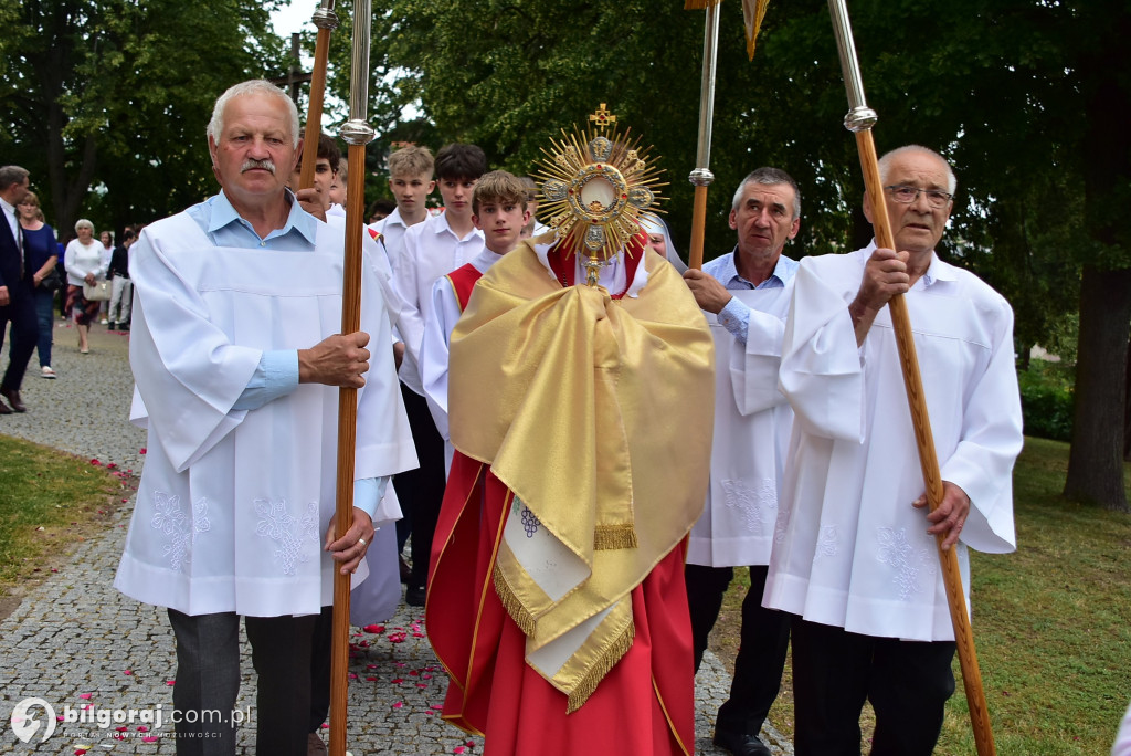 Biłgoraj. 85 młodych ludzi przyjęło sakrament bierzmowania