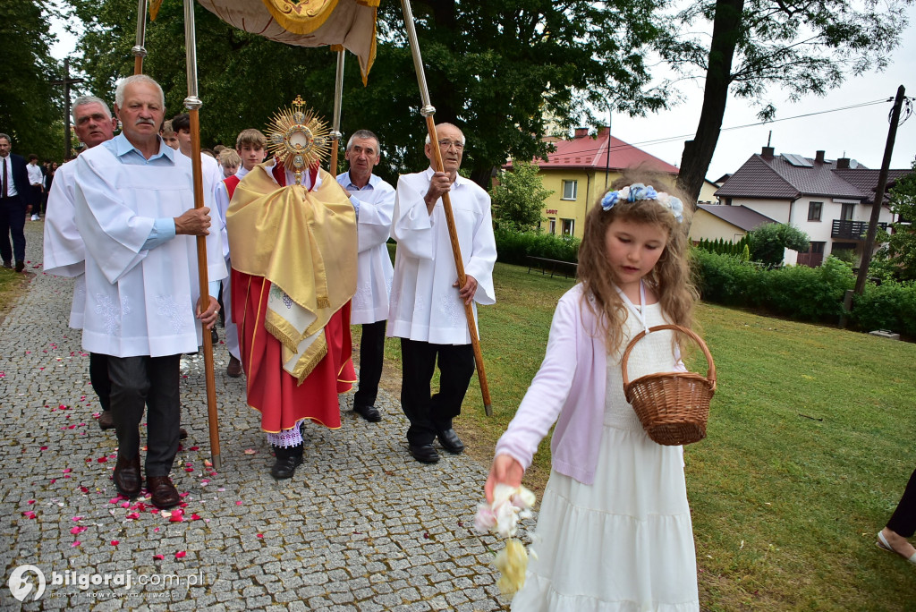 Biłgoraj. 85 młodych ludzi przyjęło sakrament bierzmowania