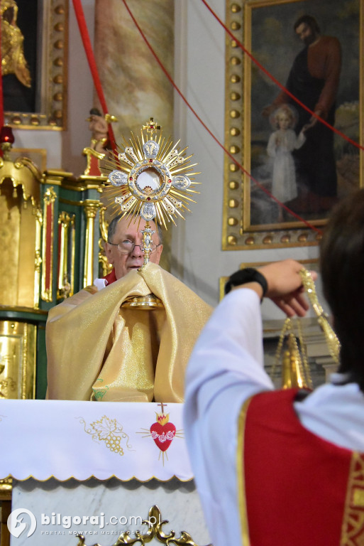 Biłgoraj. 85 młodych ludzi przyjęło sakrament bierzmowania
