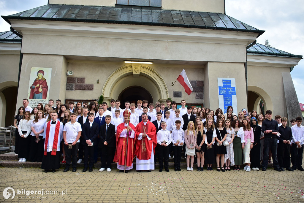 Biłgoraj. 85 młodych ludzi przyjęło sakrament bierzmowania