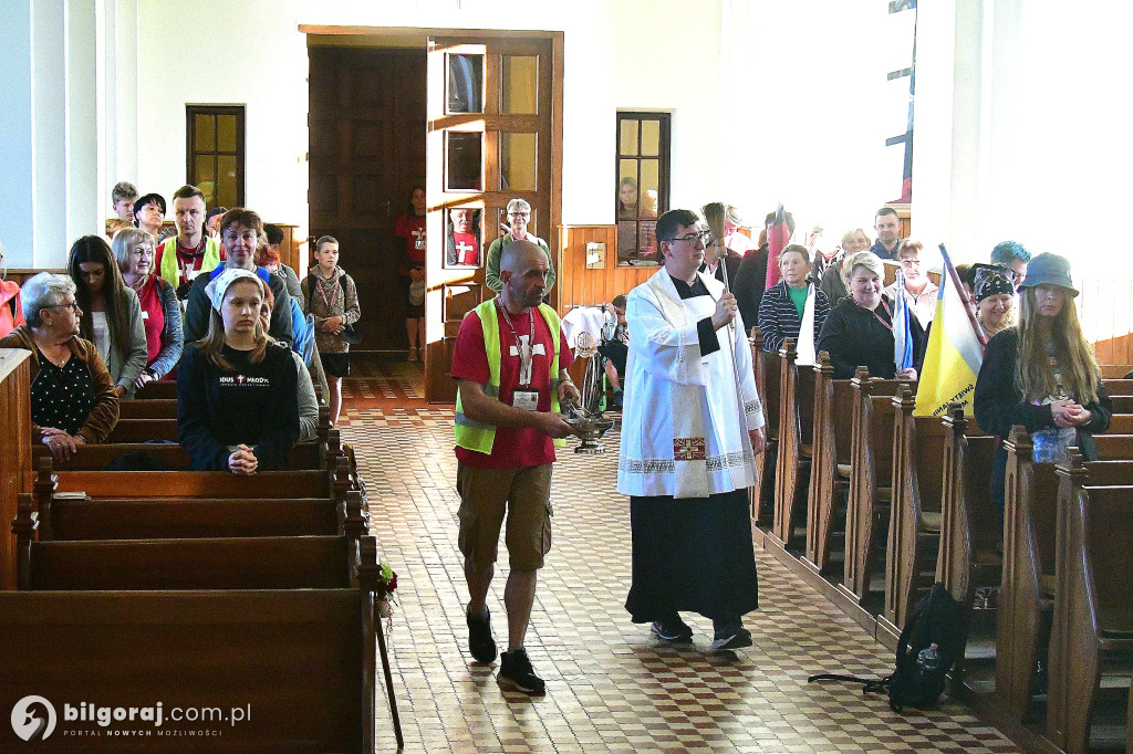 Pielgrzymi z Biłgoraja i Tereszpola na pielgrzymim szlaku do Krasnobrodu