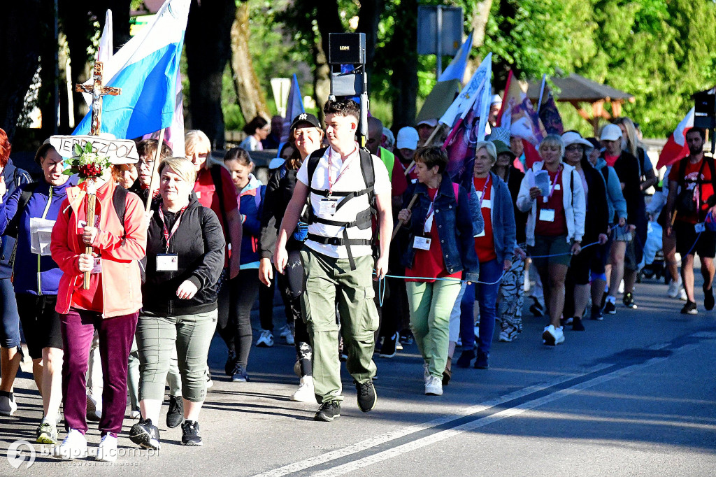 Pielgrzymi z Biłgoraja i Tereszpola na pielgrzymim szlaku do Krasnobrodu