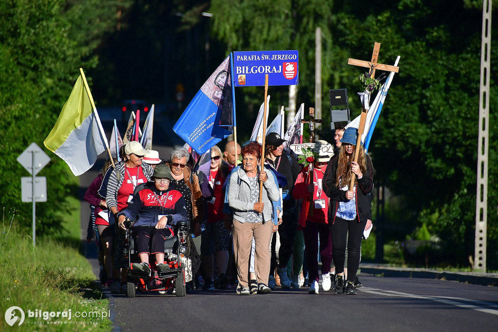 Pielgrzymi z Biłgoraja i Tereszpola na pielgrzymim szlaku do Krasnobrodu
