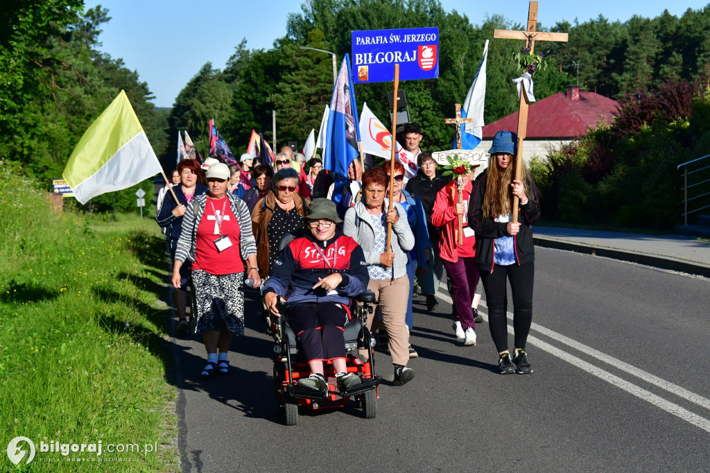 Pielgrzymi z Biłgoraja i Tereszpola na pielgrzymim szlaku do Krasnobrodu