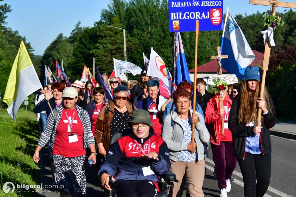 Pielgrzymi z Biłgoraja i Tereszpola na pielgrzymim szlaku do Krasnobrodu
