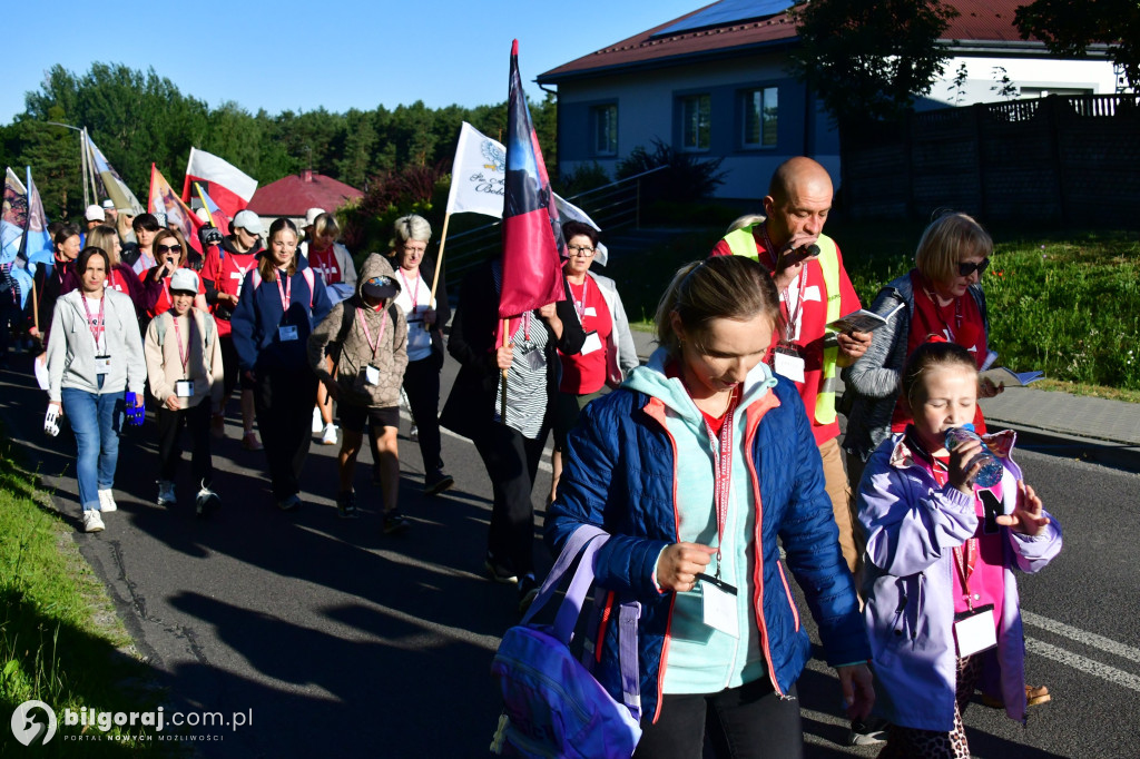 Pielgrzymi z Biłgoraja i Tereszpola na pielgrzymim szlaku do Krasnobrodu