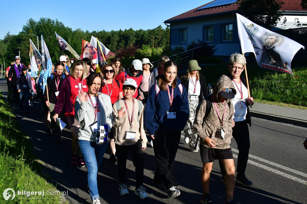 Pielgrzymi z Biłgoraja i Tereszpola na pielgrzymim szlaku do Krasnobrodu