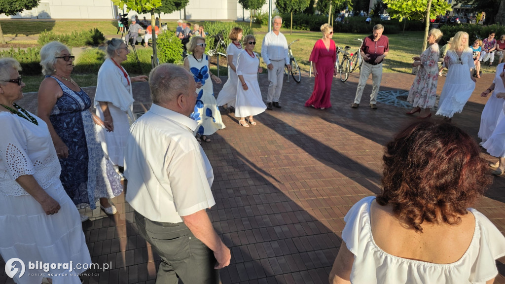 Taniec przy fontannie powraca! Letnie soboty pełne muzyki i radości w Biłgoraju