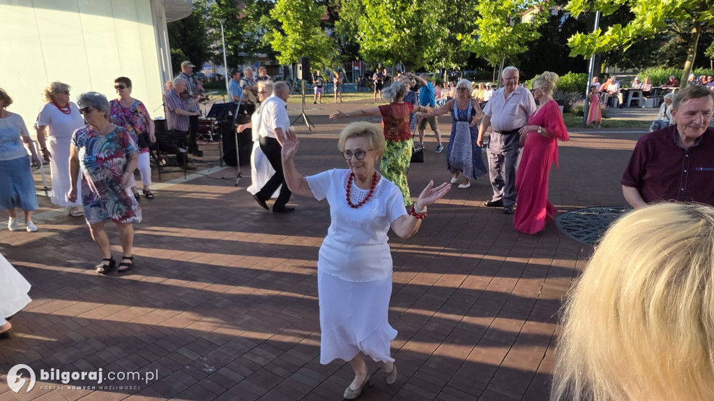 Taniec przy fontannie powraca! Letnie soboty pełne muzyki i radości w Biłgoraju