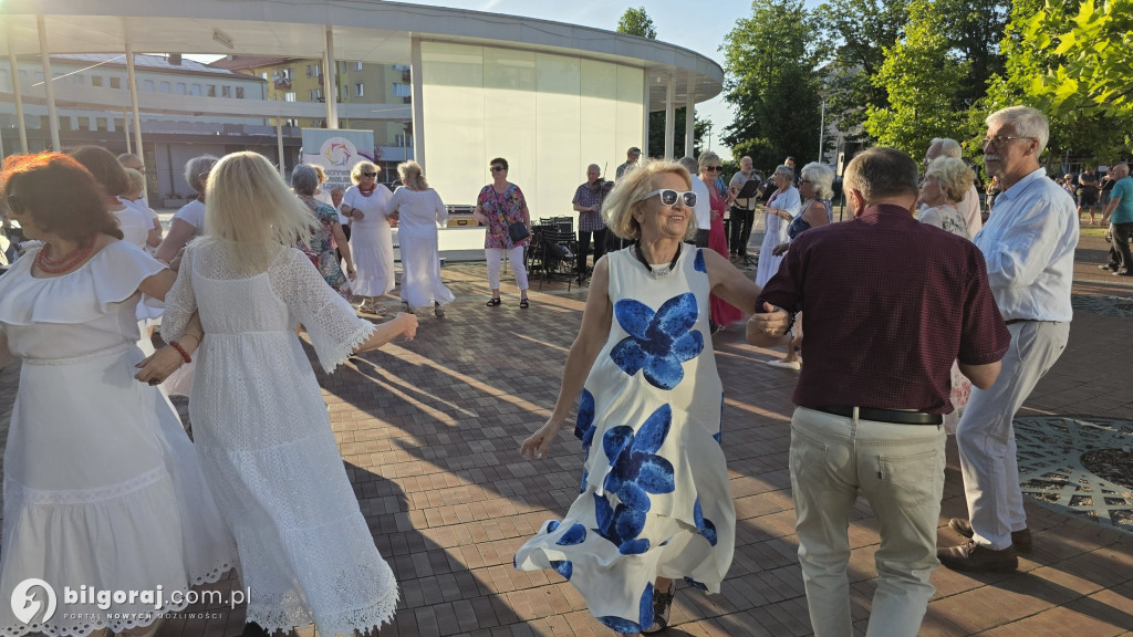 Taniec przy fontannie powraca! Letnie soboty pełne muzyki i radości w Biłgoraju