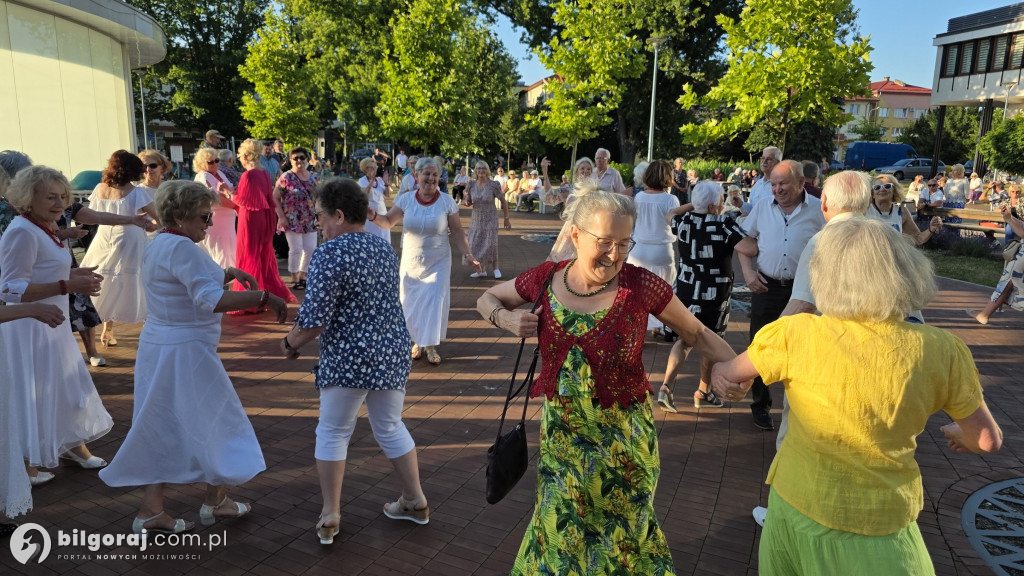 Taniec przy fontannie powraca! Letnie soboty pełne muzyki i radości w Biłgoraju