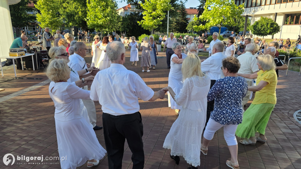 Taniec przy fontannie powraca! Letnie soboty pełne muzyki i radości w Biłgoraju