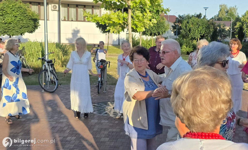 Taniec przy fontannie powraca! Letnie soboty pełne muzyki i radości w Biłgoraju