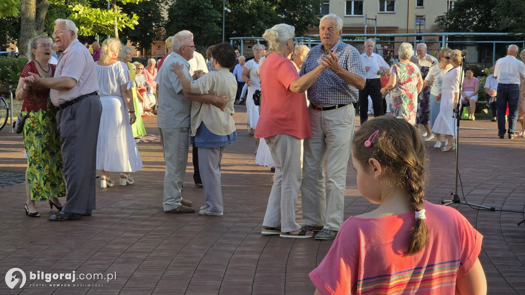 Taniec przy fontannie powraca! Letnie soboty pełne muzyki i radości w Biłgoraju
