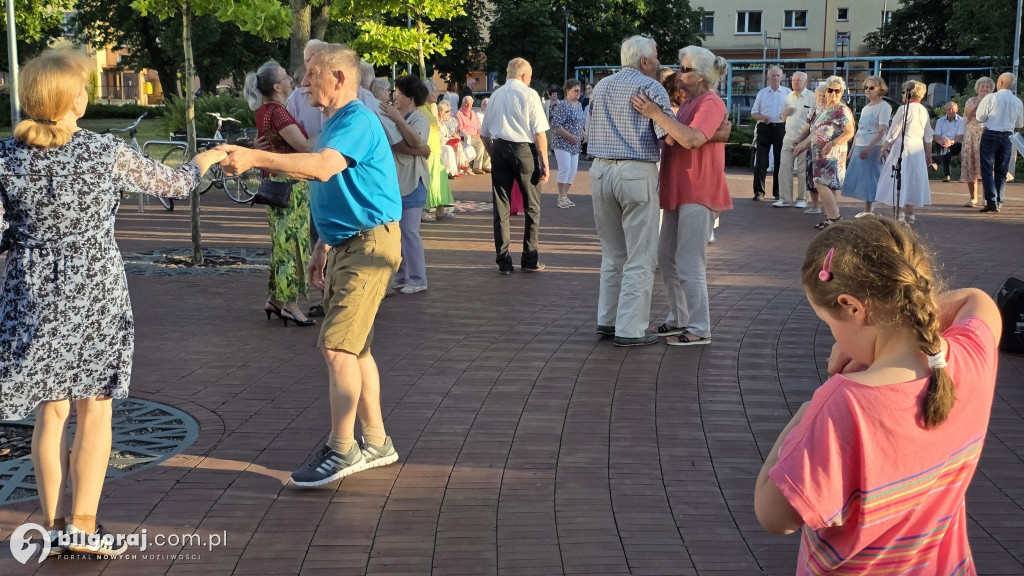 Taniec przy fontannie powraca! Letnie soboty pełne muzyki i radości w Biłgoraju