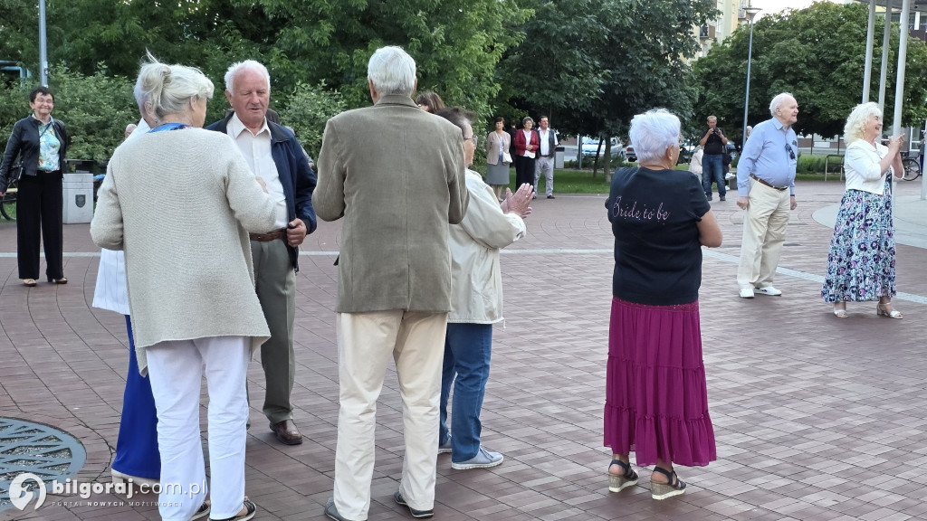 Seniorzy bawili się przy fontannie