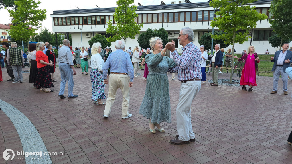 Seniorzy bawili się przy fontannie