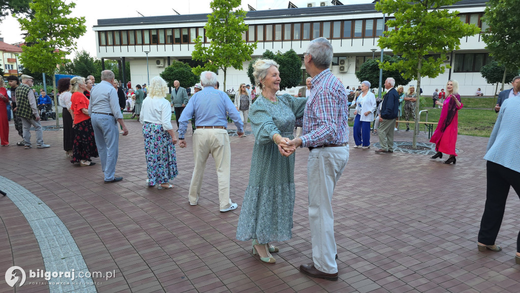 Seniorzy bawili się przy fontannie
